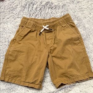 Cat&Jack khaki shorts size S (6-7).